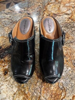 Nature Breeze Black Patent Open-Toe Buckle Mule